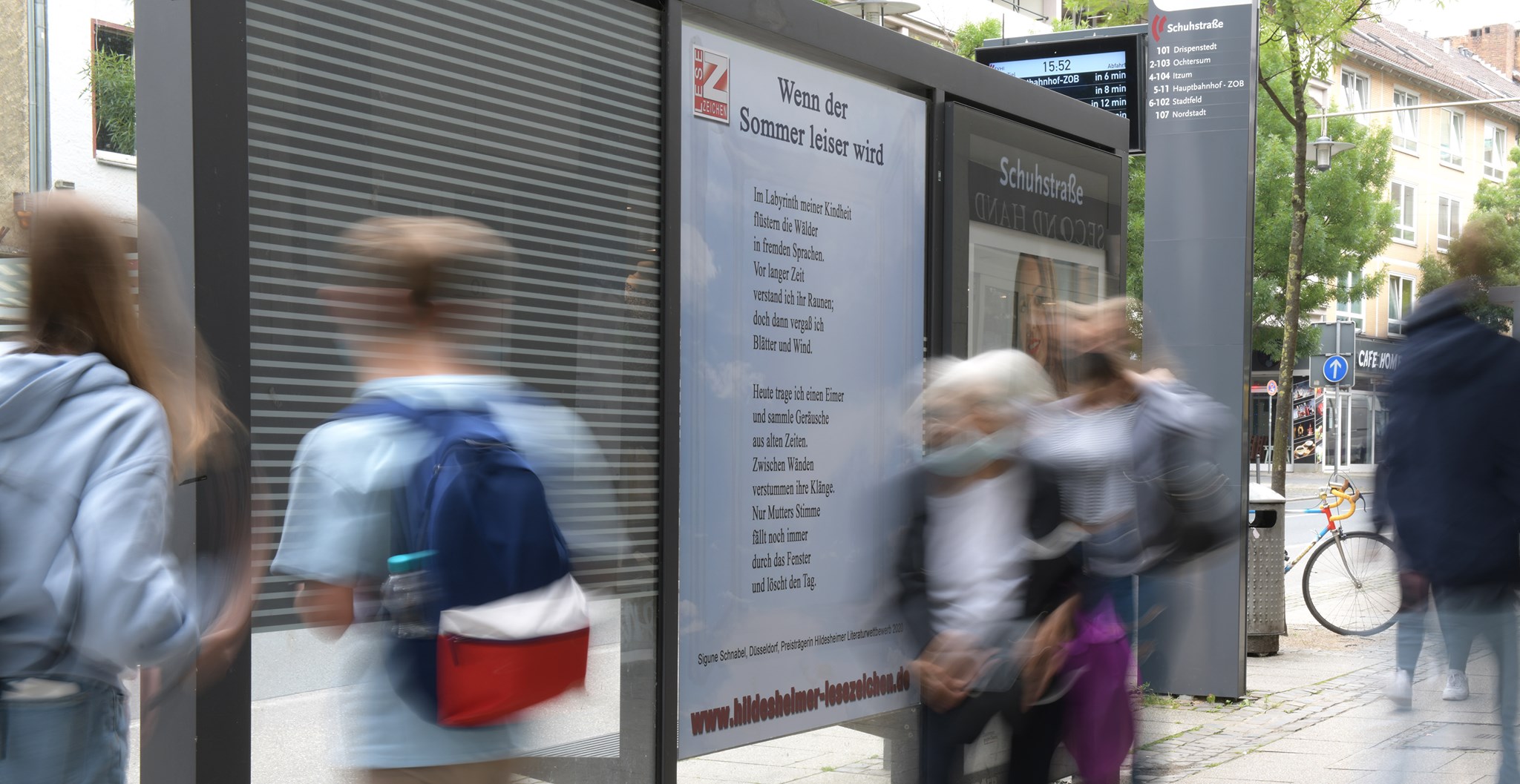 An der Bushaltestelle Schuhstraße in Hildesheim hängt ein Plakat der "Lesezeichen"