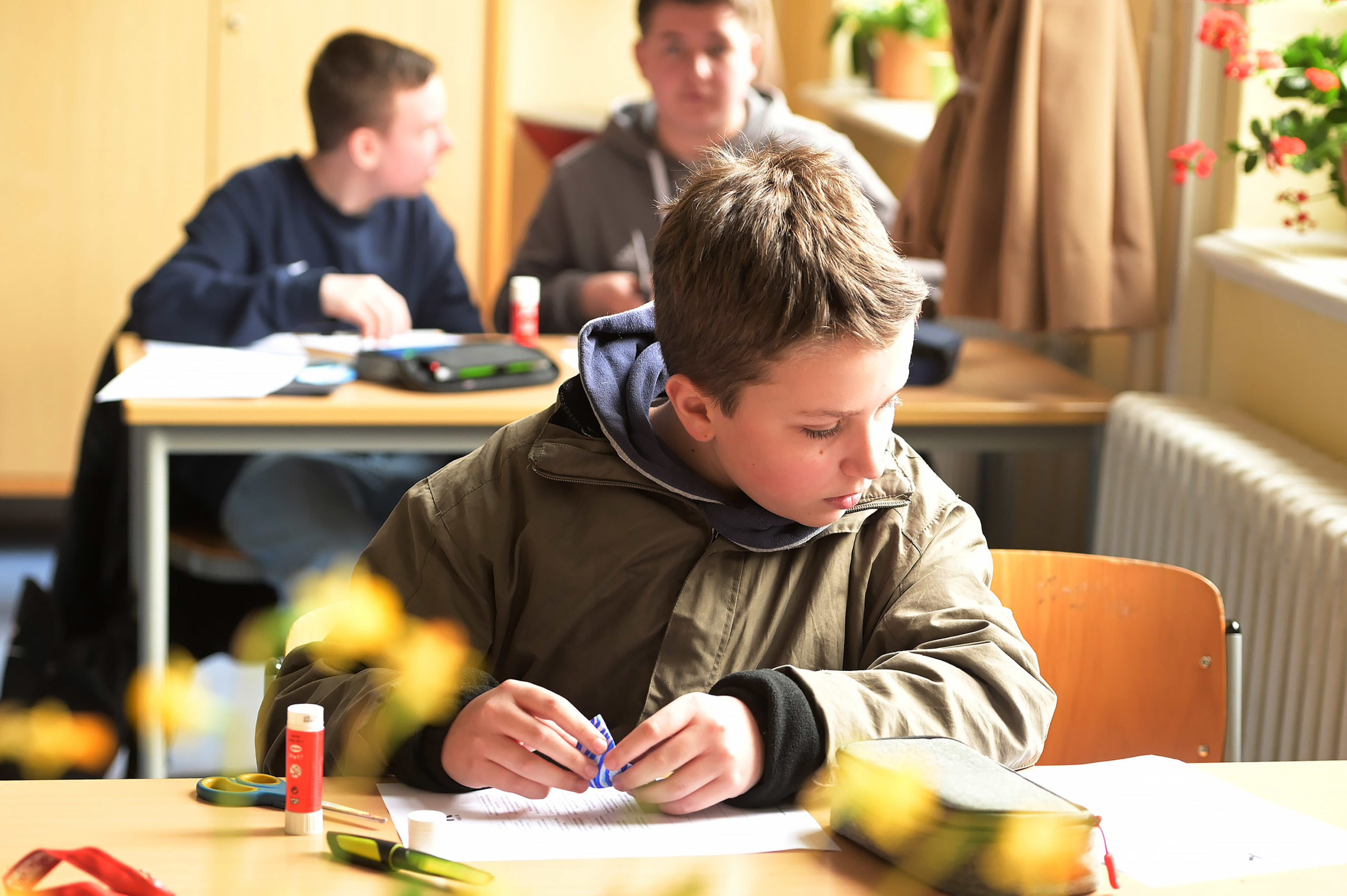 Ein Schüler bastelt.