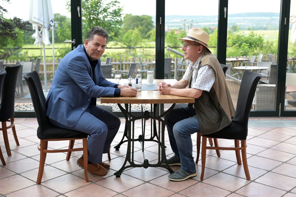 Foto von HAMED ABDEL SAMAD und Jo Köhler im Wintergarten des Restaurants Söhrer Forsthaus