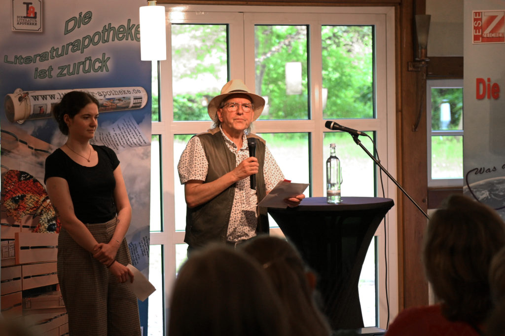 Ein Foto von Walli Plunger und Jo Köhler bei einer Lesung im Söhrer Forsthaus