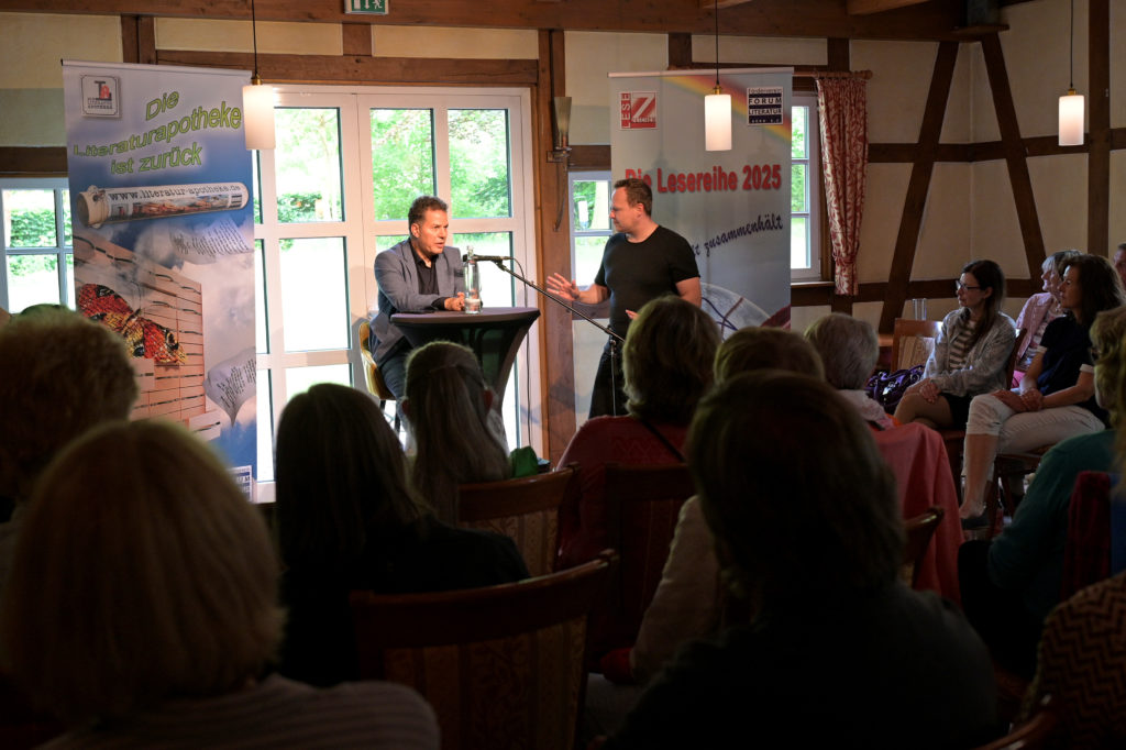 Ein Foto von Hamed Abdel-Samad bei der Lesung im Söhrer Forsthaus