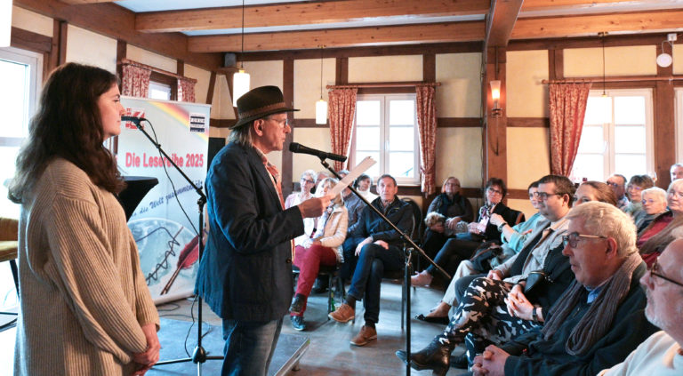Walli Plunger und Jo Köhler sprechen vor dem Publikum