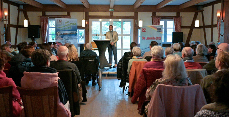 Foto von Dr. Umes Arunagirinathan in einem vollen Saal im Söhrer Forsthaus