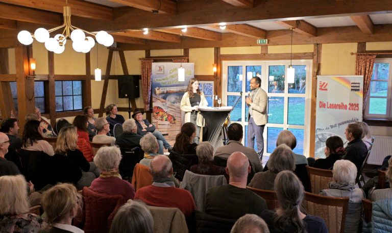 Foto von Dr. Umes Arunagirinathan mit der Moderatorin Walli Plunger